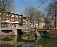 828283 Gezicht op de gerestaureerde Weerdbrug over de Stadsbuitengracht te Utrecht, vanaf de Nieuwekade, naar het ...